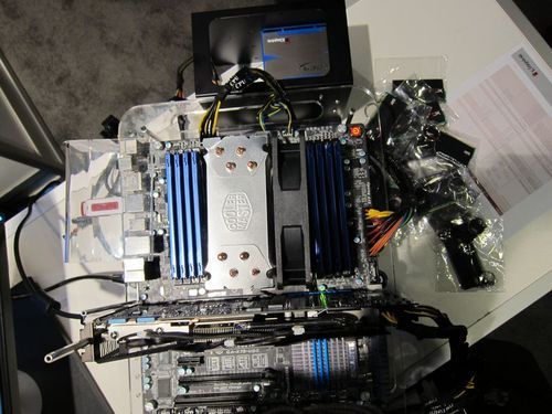 platforma testowa z 8 modułami pamięci DDR3 Kingston - widok z g&oacute;ry