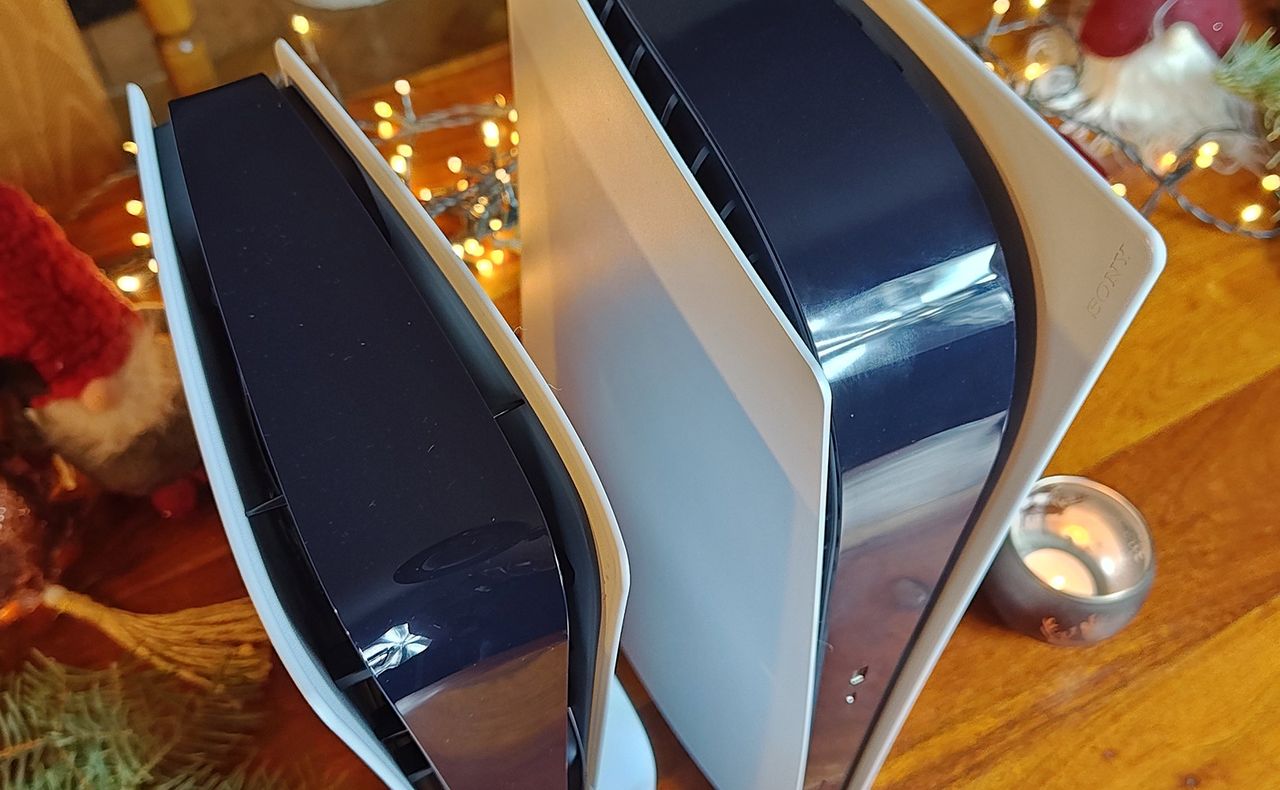 PS5 Slim kontra PS5 - górna część obudowy
