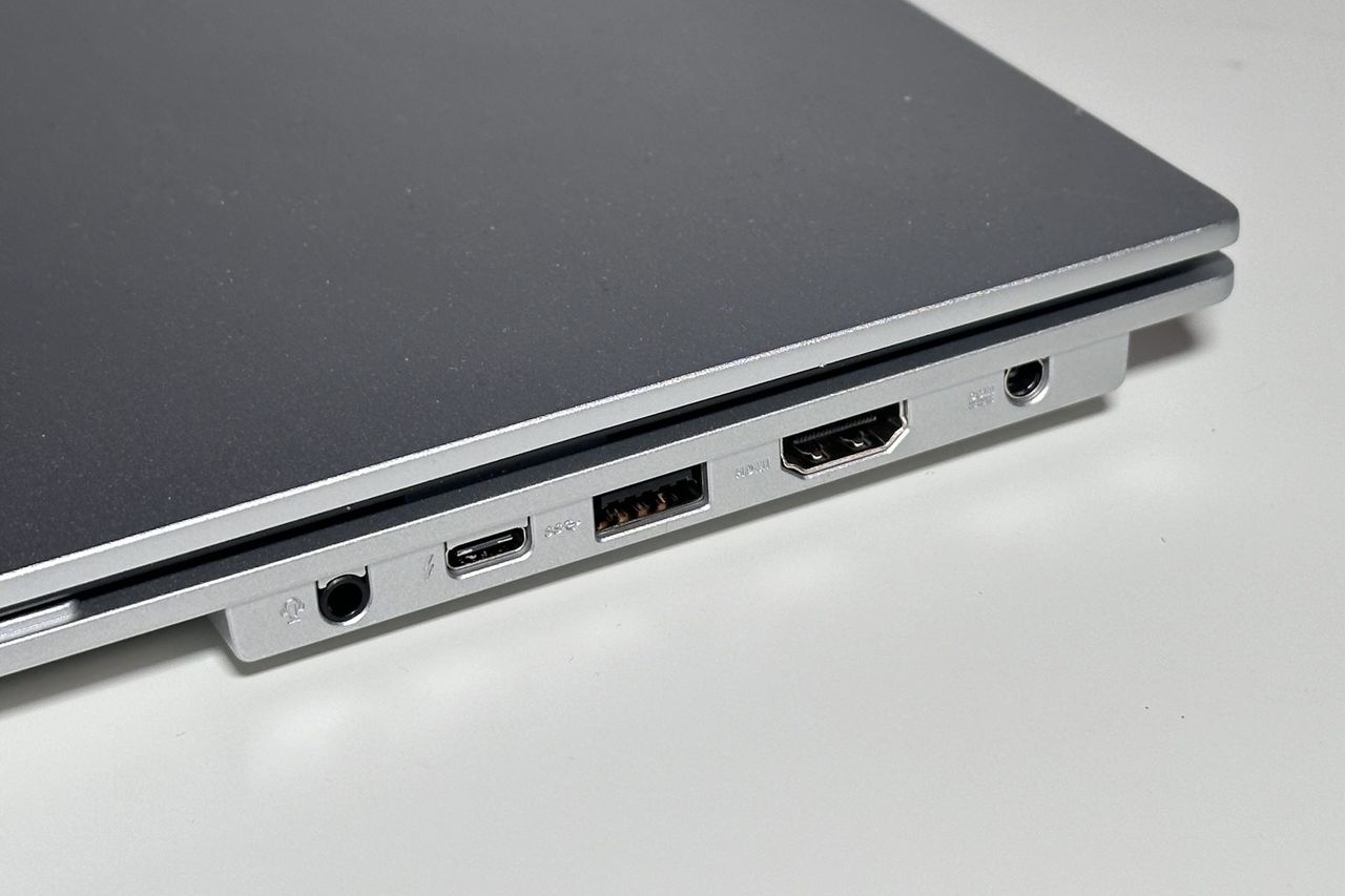 ASUS Vivobook S15 OLED K5504V - złącza po prawej