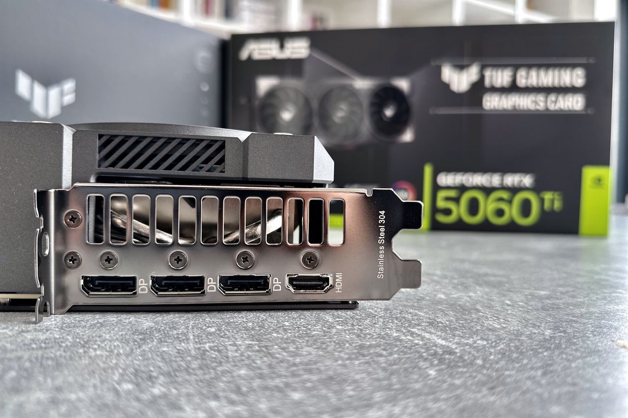 ASUS GeForce RTX 5060 Ti TUF Gaming OC - złacza