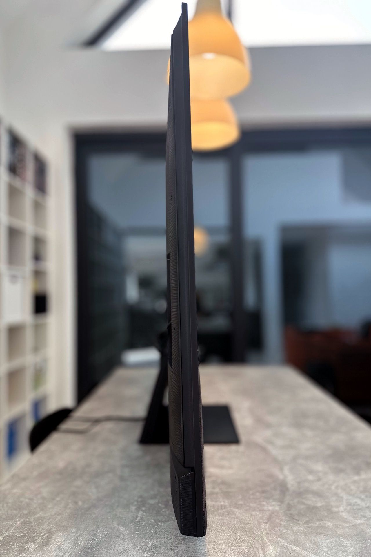 Hisense ULED 65U8KQ - z boku