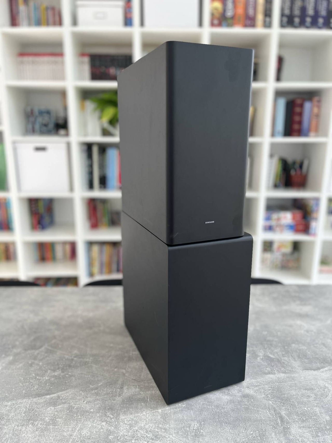 Samsung HW-Q990B vs Samsung HW-Q950A - porównanie subwooferów od przodu