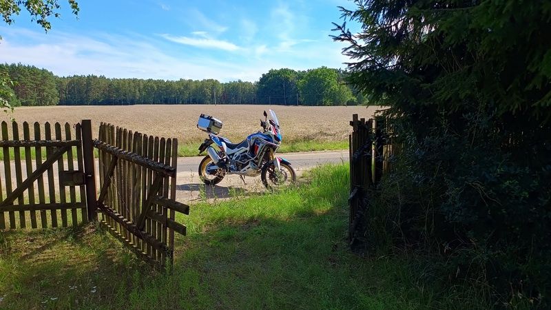 Motorola Edge 40 - zdjęcie Honda Africa Twin