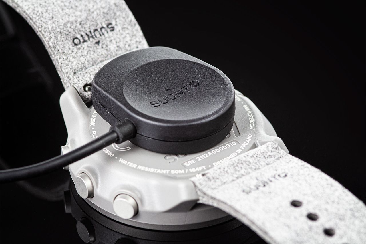 Suunto 7 Titanium - ładowanie