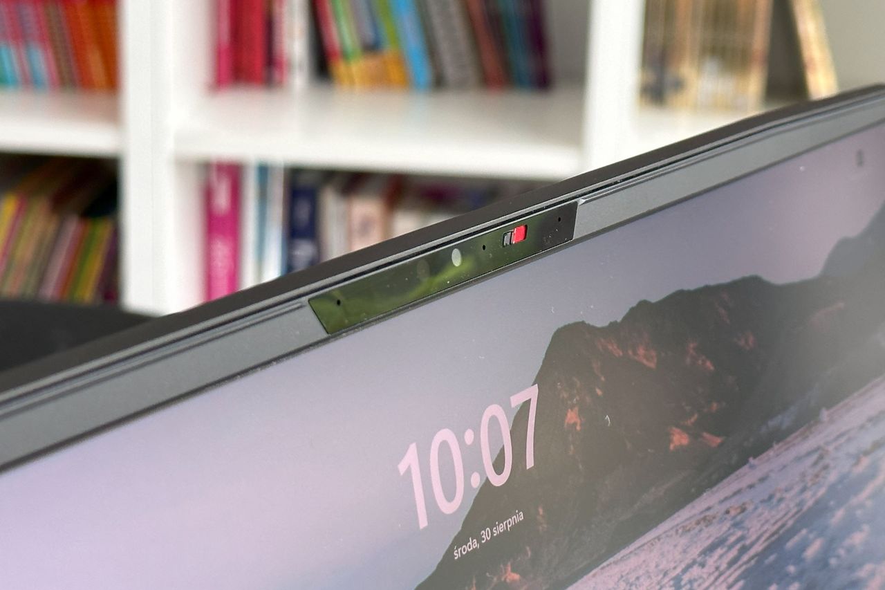 MSI Titan GT77 HX 13V - złacz po lewej