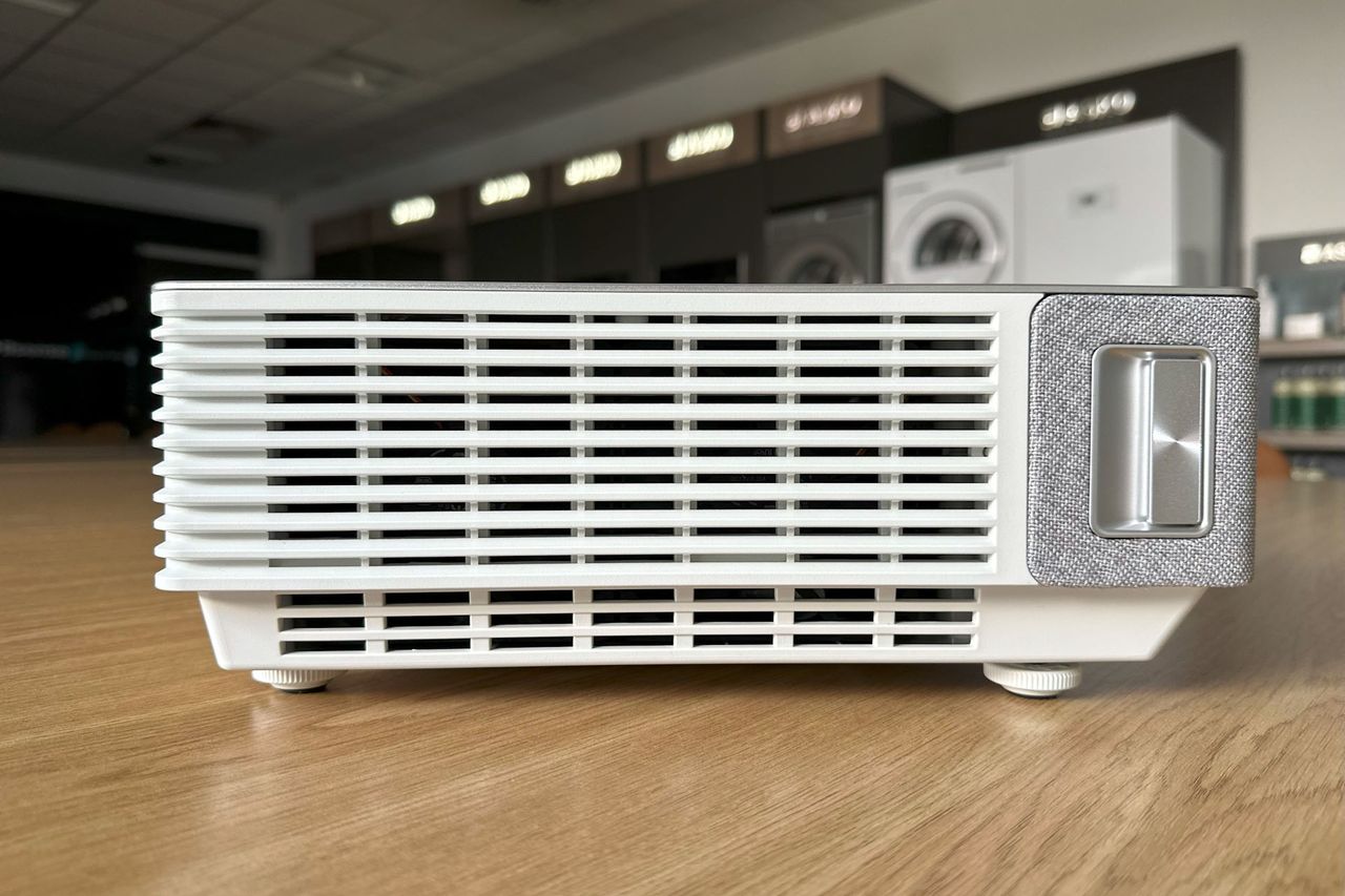 Hisense Laser TV 4K 100L5H - lewy bok