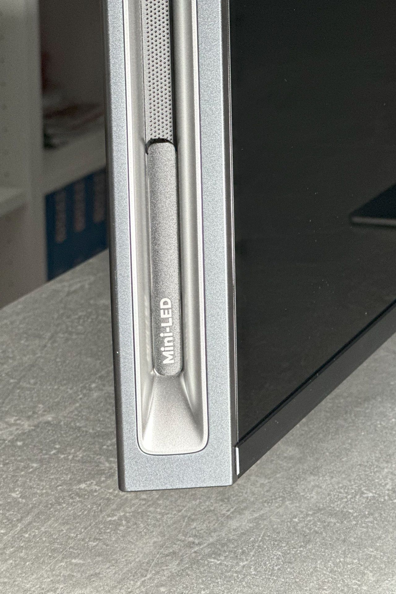 Hisense ULEX X 65UXKQ - nowy design 1