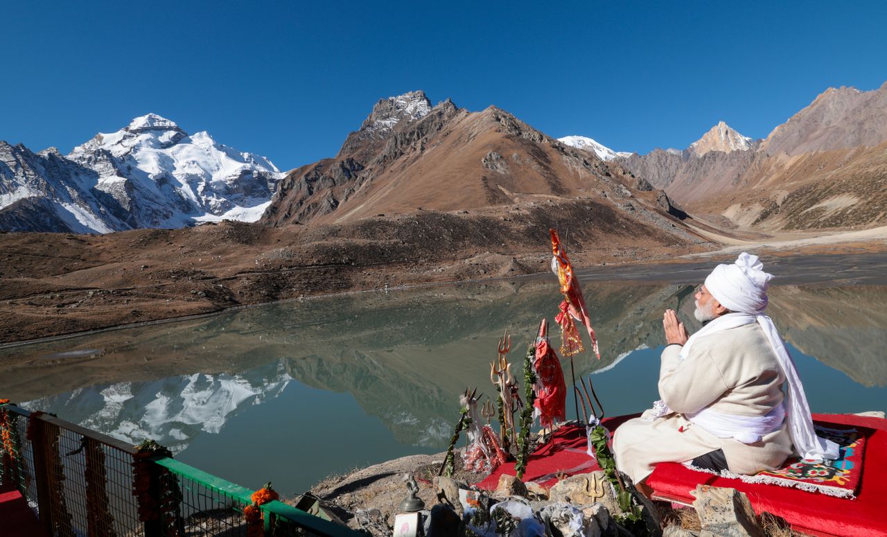 A handout photo made available by the Indian Press Information Bureau (PIB) of India shows Indian prime minister Narendra Modi performing rituals and Pooja (Hindu prayer) at the Parvati Kund in Uttarakhand, India, 12 September 2023. Prime minister Modi is on a visit to the Indian Himalayan state of Uttarakhand and is scheduled to inaugurate and lay the foundation stone for various development projects. EPA/INDIA PRESS INFORMATION BUREAU / HANDOUT HANDOUT EDITORIAL USE ONLY/NO SALES HANDOUT EDITORIAL USE ONLY/NO SALES Dostawca: PAP/EPA.