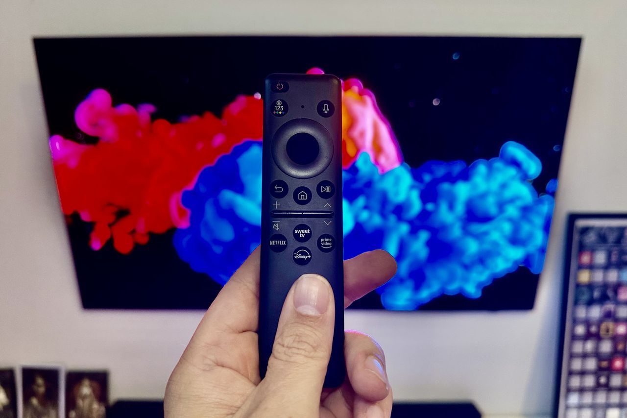 Samsung OLED S95D - Pilot z przodu