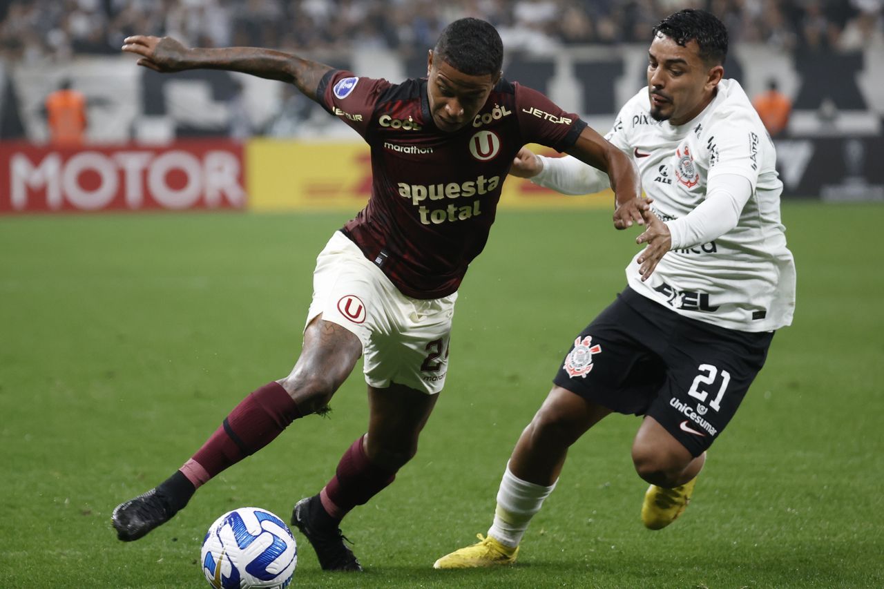 Matheus Bidu (R) of Corinthians in action against Andy Polo (L) of Universitario during the Copa Sudamericana soccer match between Corinthians and Universitario at Arena Corinthians Stadium in Sao Paulo, Brazil, 11 July 2023. EPA/Sebastiao Moreira Dostawca: PAP/EPA.