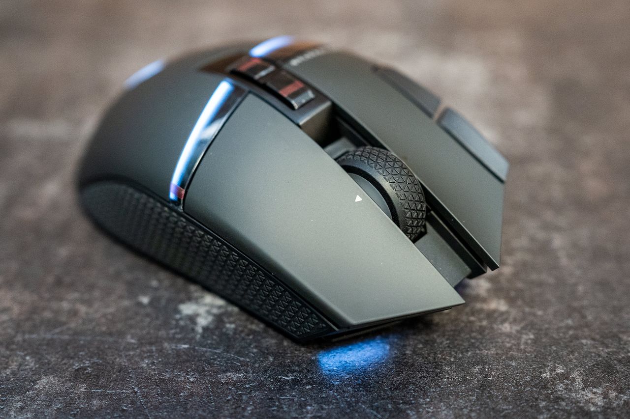 Corsair Darkstar Wireless - podświetlany przód myszki
