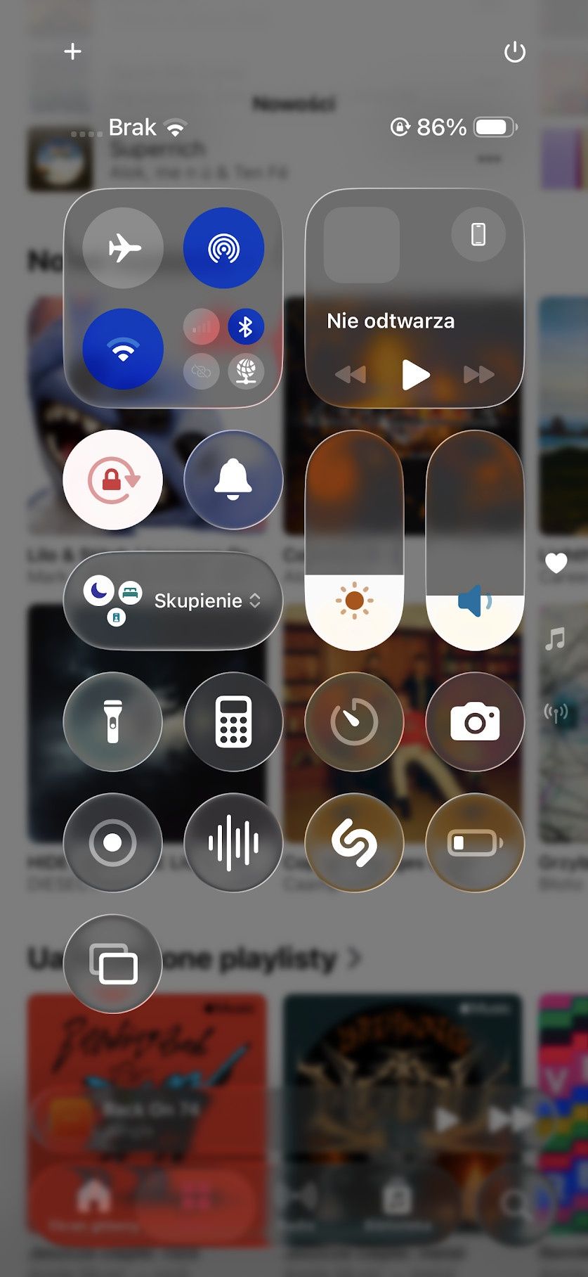 iOS 26 (po lewej) i iOS 18 (po prawej)