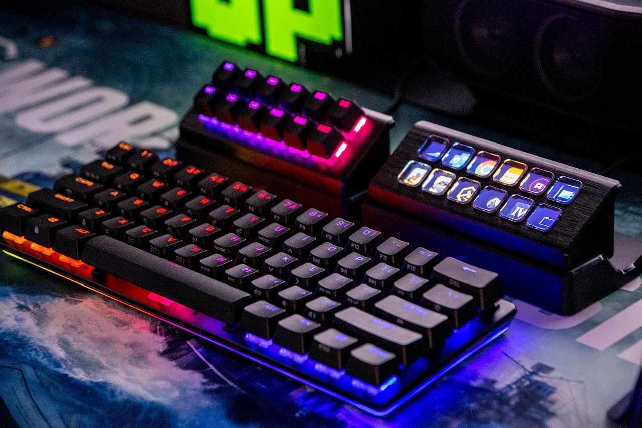 Mountain DisplayPad i MacroPad w połączeniu z klawiaturą Corsair