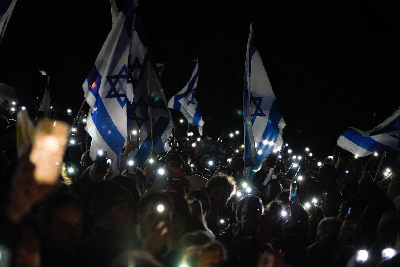 People wave Israeli flags during a vigil in solidarity with Israel, in Montevideo, Uruguay, 11 October 2023. Hundreds of members of the Uruguayan Jewish Community gathered on 11 October at an event in Montevideo to show their support for Israel and pay tribute to those who died after the Hamas attacks. Thousands of Israelis and Palestinians have died since the militant group Hamas launched an unprecedented attack on Israel from the Gaza Strip on 07 October 2023, leading to Israeli retaliation strikes on the Palestinian enclave. EPA/GIANNI SCHIAFFARINO Dostawca: PAP/EPA.