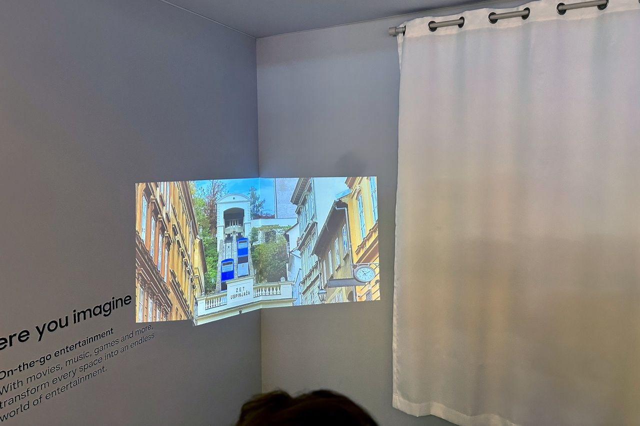 Samsung The First Look - CES 2026 - freestyle projekcja w narozniku