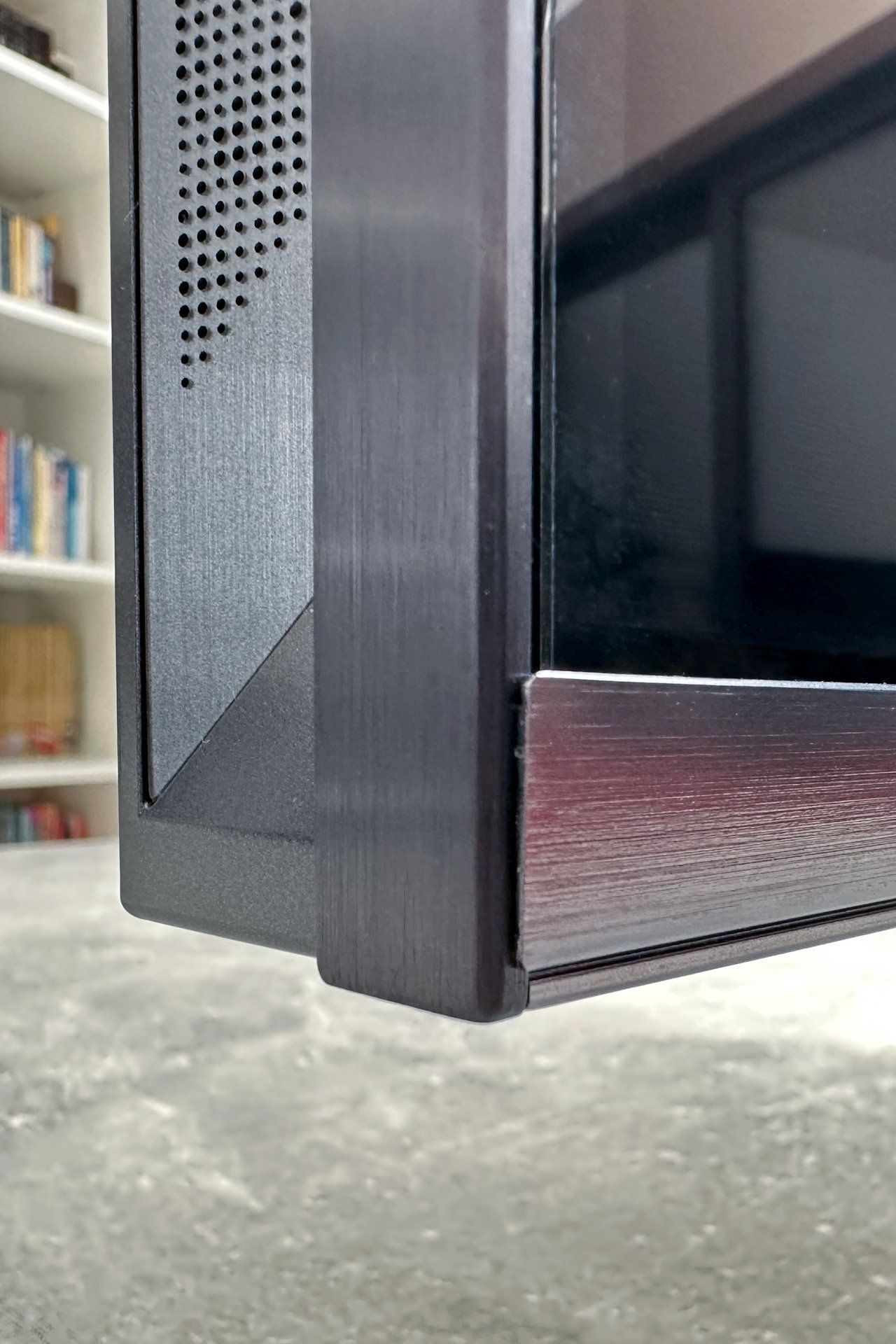 Hisense MiniLED U8Q - krawędzie - dół