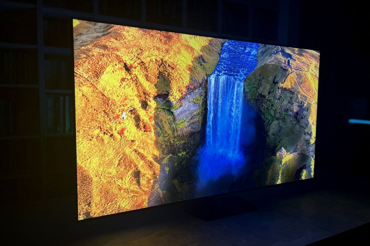Samsung Neo QLED 65QN92F - z profilu 6