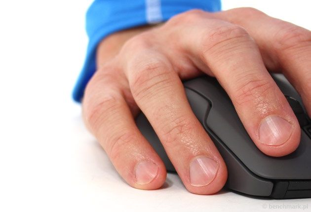 Roccat Nyth - uchwyt przy wąskim panelu bocznym