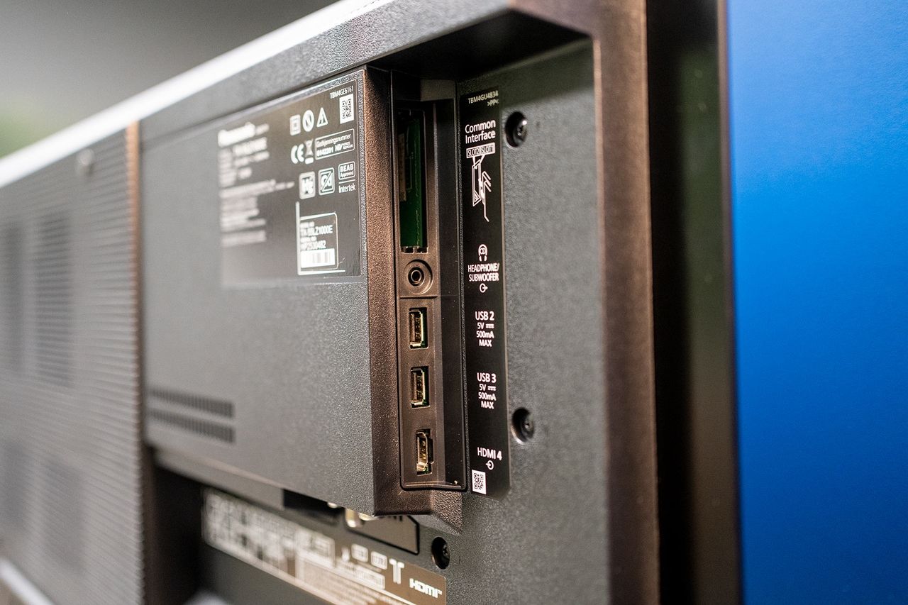 Panasonic TX-55LZ1000E - złącza z boku