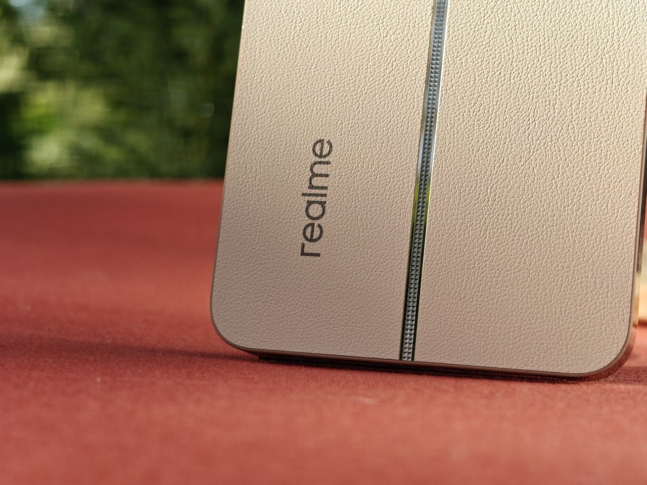 realme 12+ 5G - plecy pokryte wegańską skórą