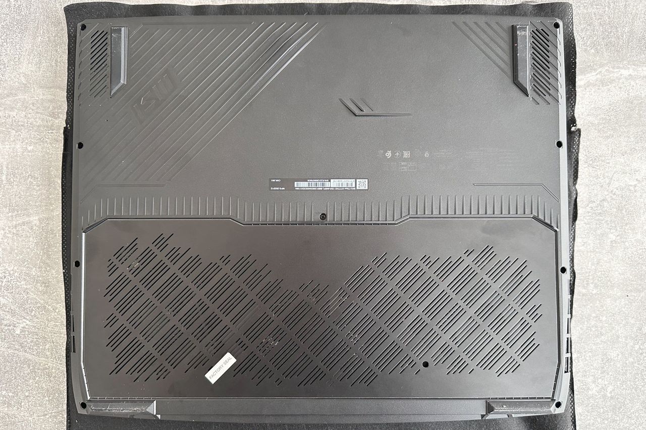 MSI Titan GT77 HX 13V - spód
