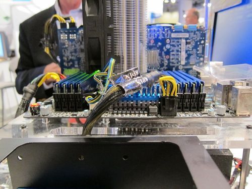 platforma testowa z 8 modułami pamięci DDR3 Kingston - widok z boku