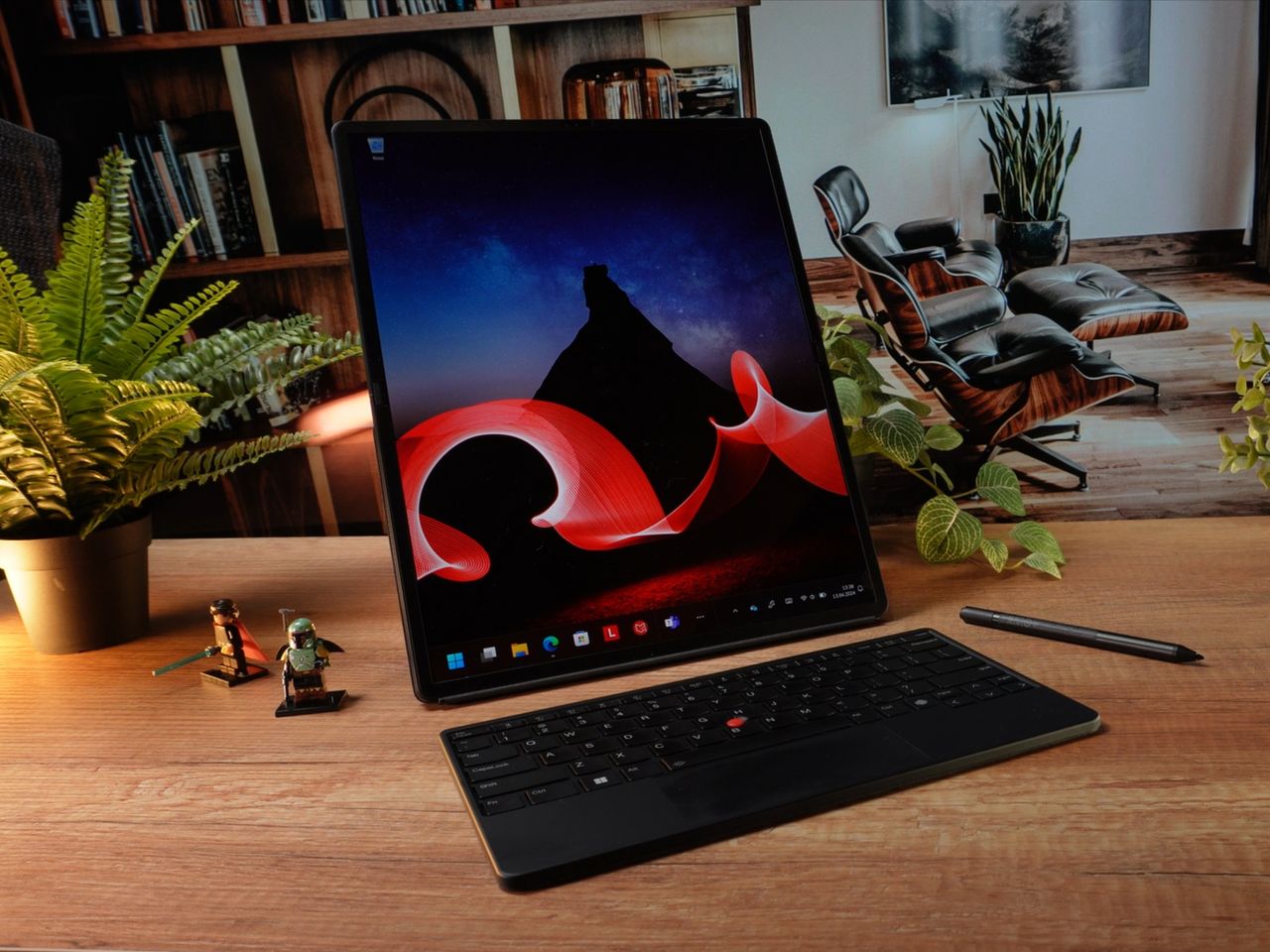 Lenovo ThinPad X1 Fold 16 - w trybie AIO, ekran pionowo