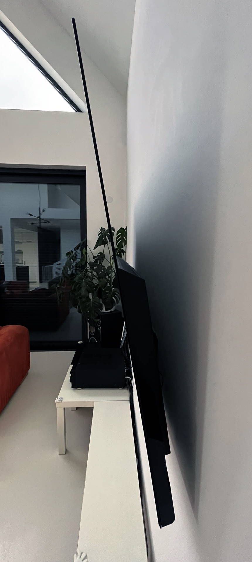 Panasonic TX-65JZ1500 - z boku na ścianie