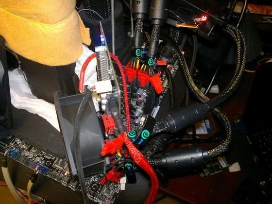 zmodyfikowana karta z płytką EVGA EPower Board w platformie testowej