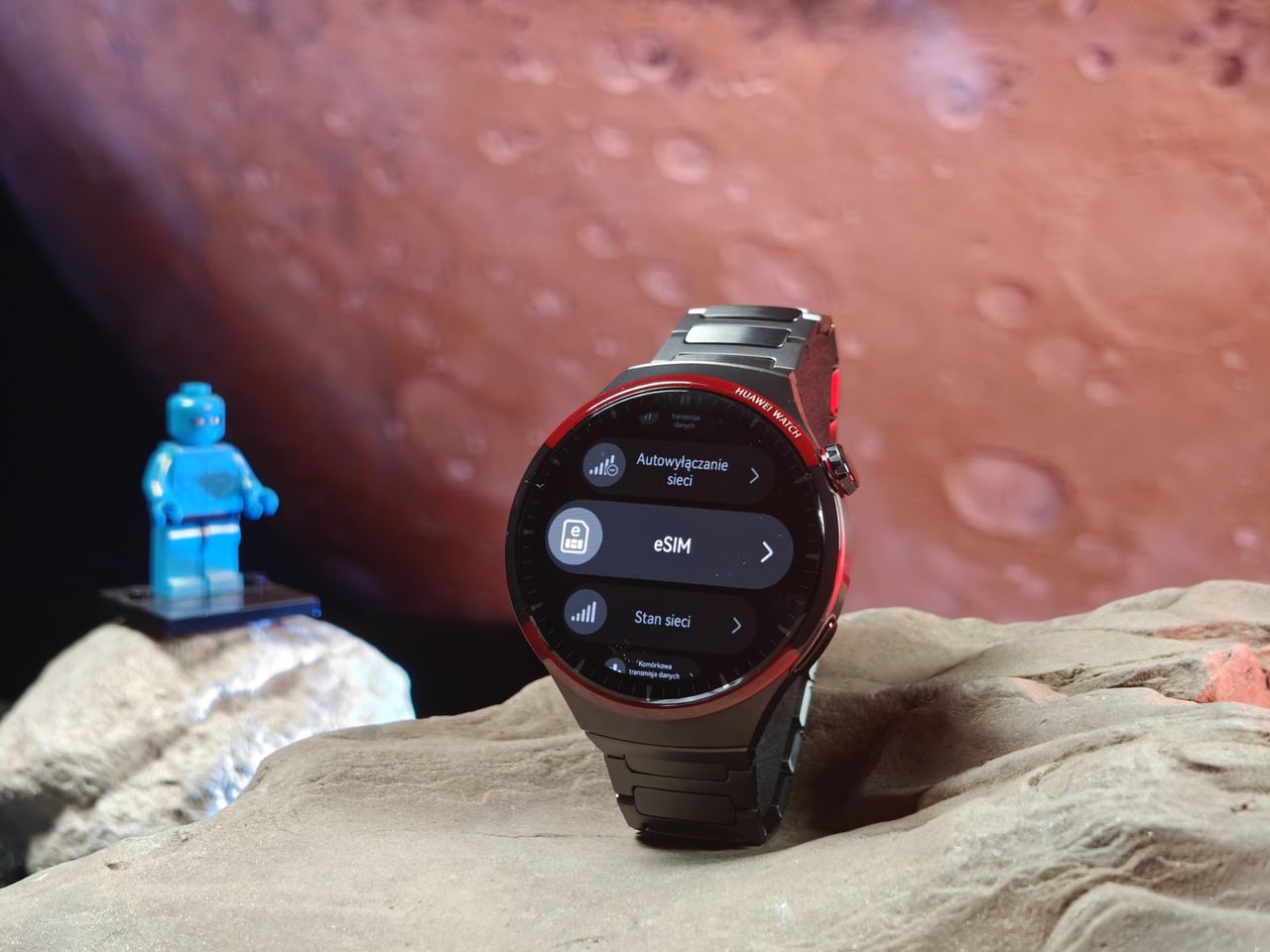 Huawei Watch 4 Pro Space Edition jest wyposażony w eSIM