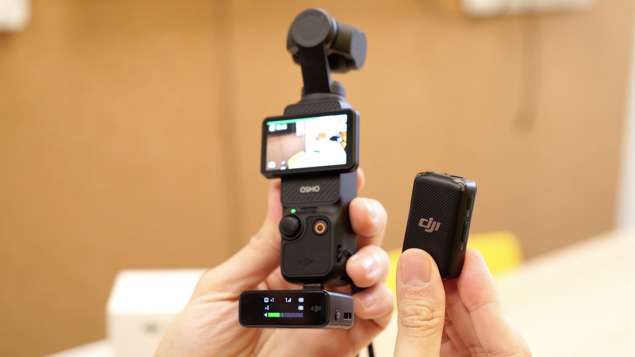 Dji Osmo Pocket 3 - z podłączonym nadajnikiem i odbiornikiem Dji Mic pierwszej generacji