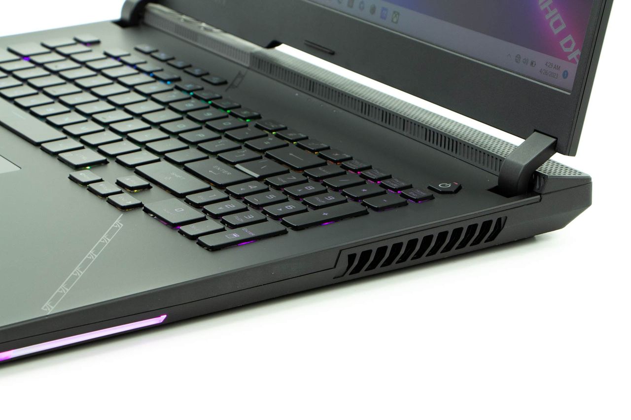 ASUS ROG Strix SCAR 17 G733P - brak złączy po prawej