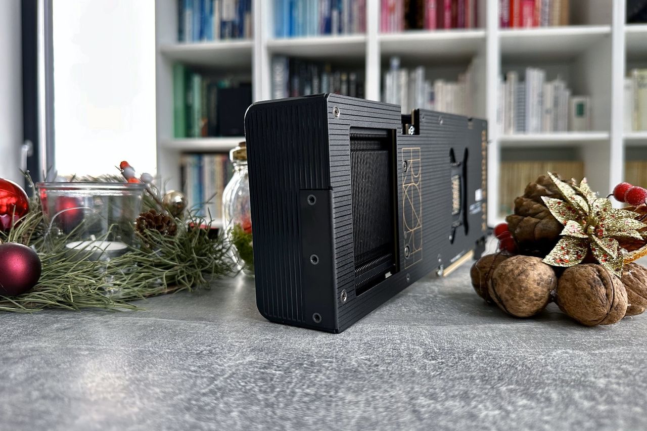 ASUS GeForce RTX 5080 ProArt OC Edition - otwory montażowe