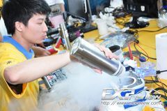 overclocker X-POWERX800PRO podczas bicia rekordu taktowania karty graficznej Zotac GTX 560 Ti