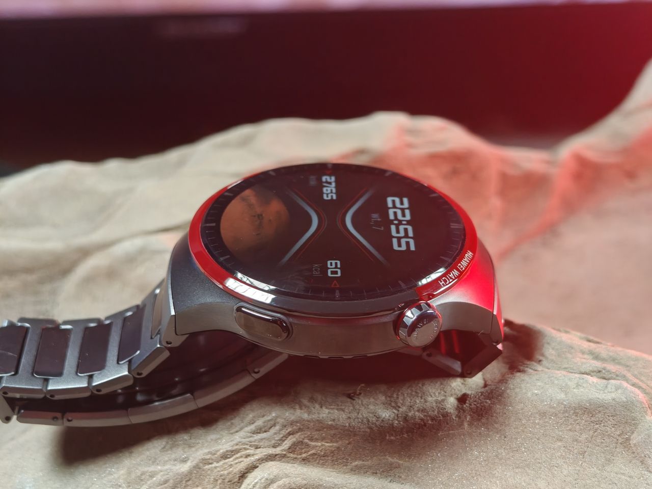 do nawigacji w Huawei Watch 4 Pro Space Edition służą koronka i przycisk