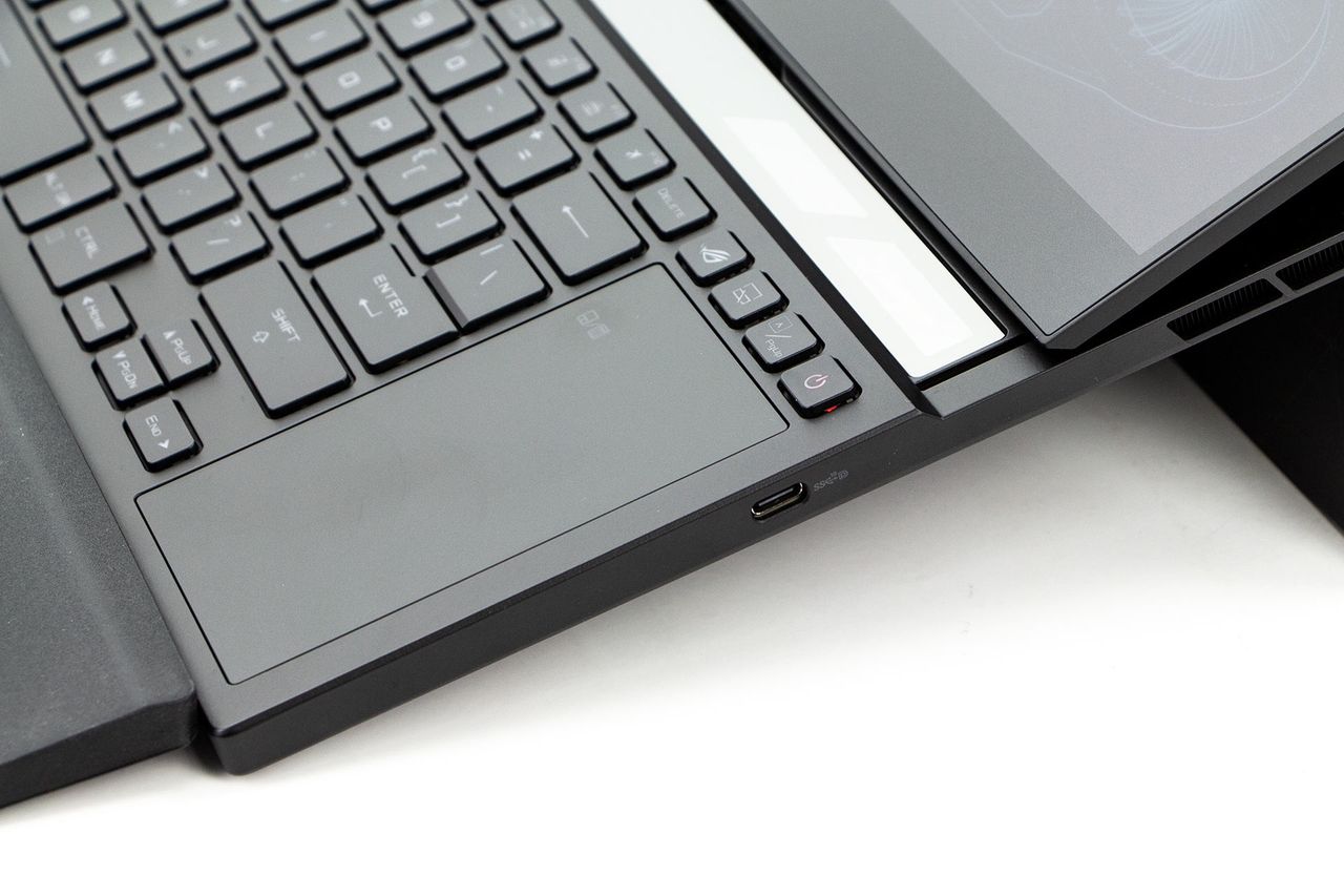 ASUS ROG Zephyrus Duo 16 - porty po prawej