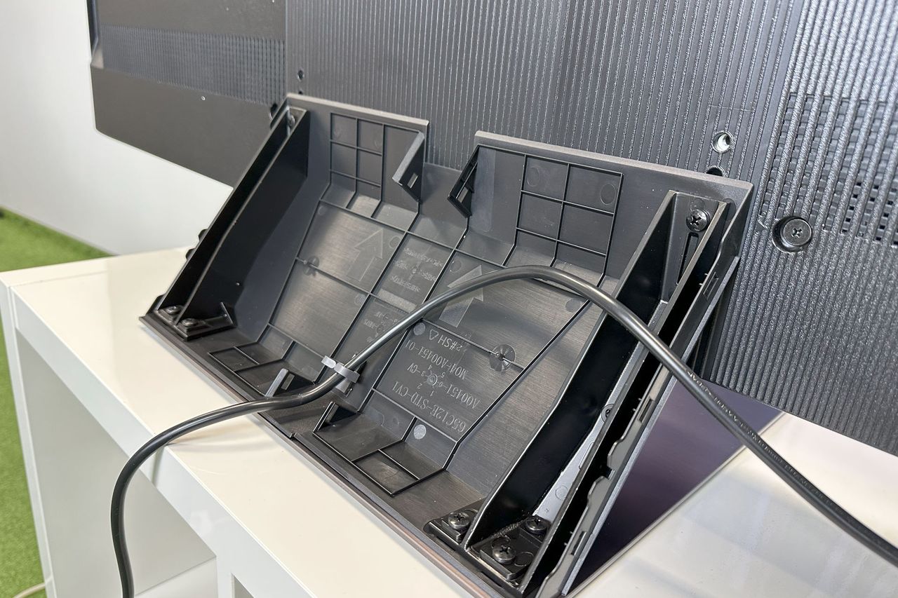 TCL 65C845 - prowadnica na kable