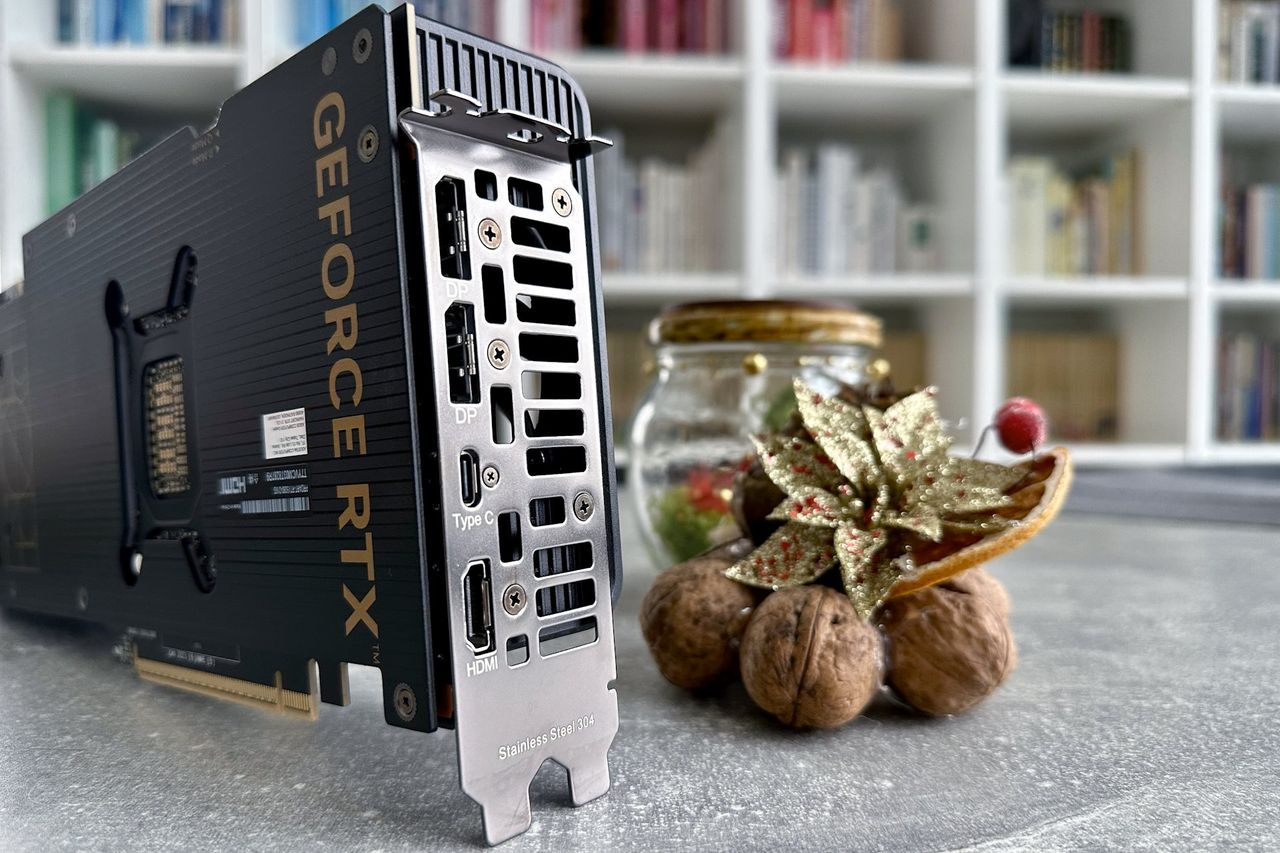 ASUS GeForce RTX 5080 ProArt OC Edition - złącza