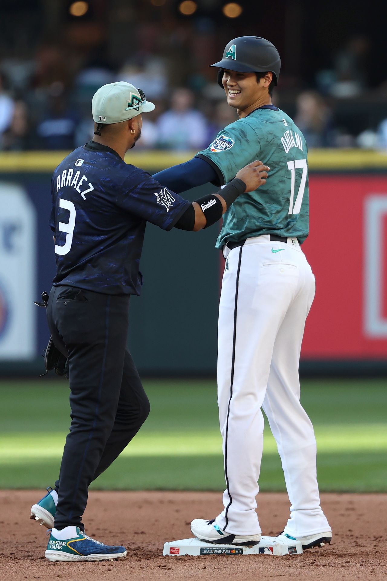 Shohei Ohtani of Japan, American League player for the Los Angeles Angels (R) shares a laugh with National League Luis Arraez (L) after stealing second base during the fourth inning of the 93rd MLB All-Star Game between the American League and the National League at T-Mobile Park in Seattle, Washington, USA, 11 July 2023. EPA/ANTHONY BOLANTE Dostawca: PAP/EPA.