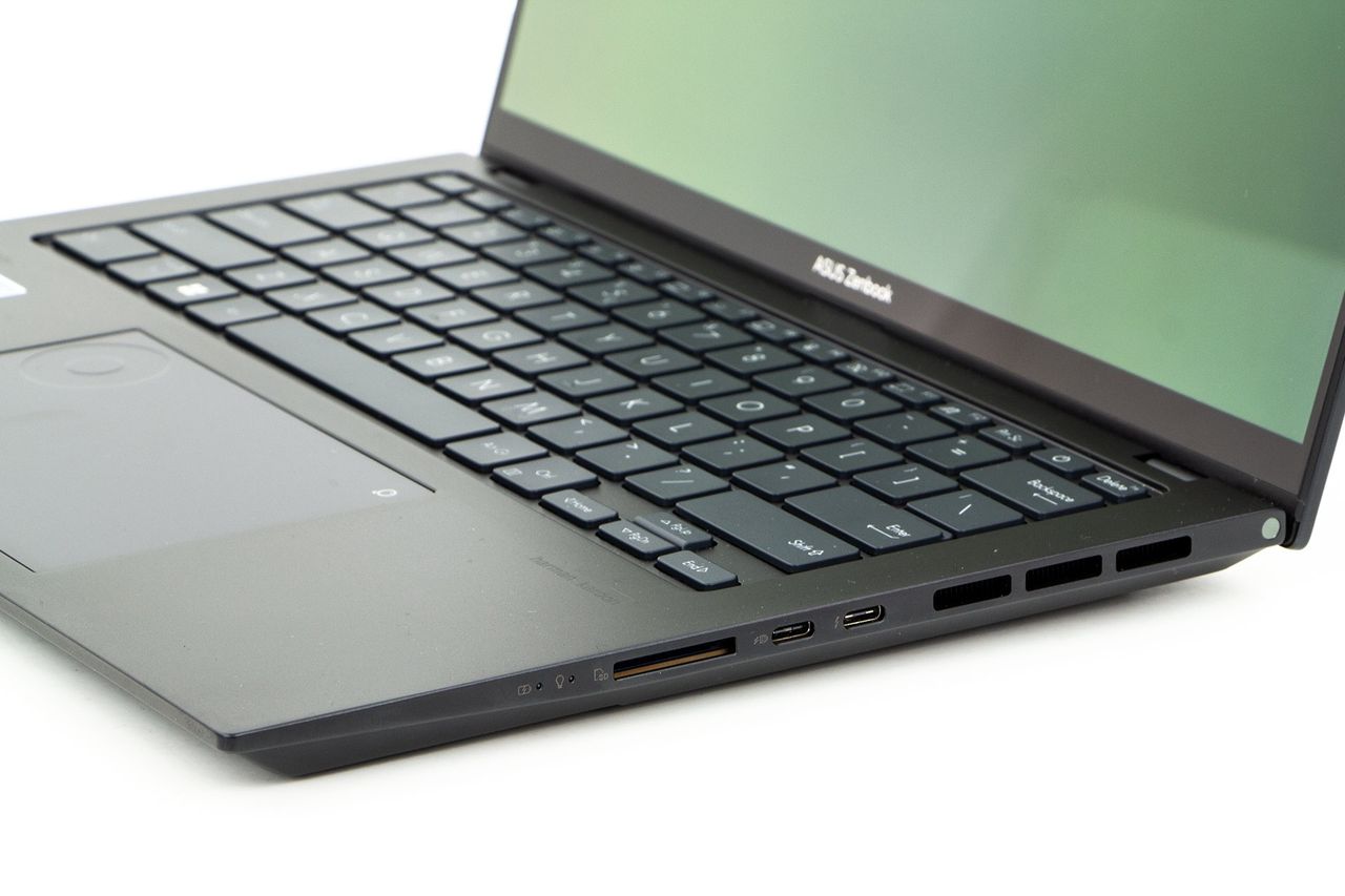 ASUS Zenbook Pro 14 UX6404 - złacza z prawej