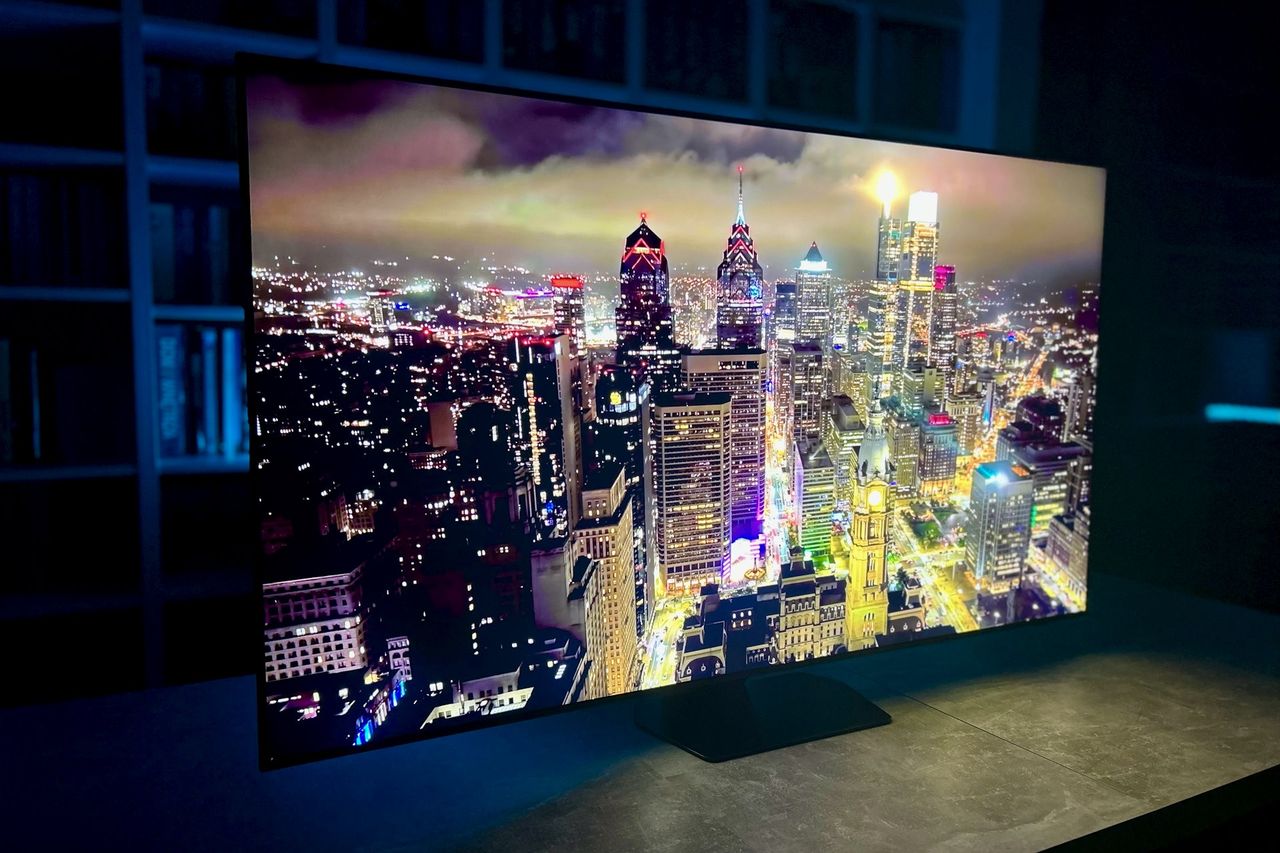 Samsung Neo QLED 65QN92F - z profilu 7