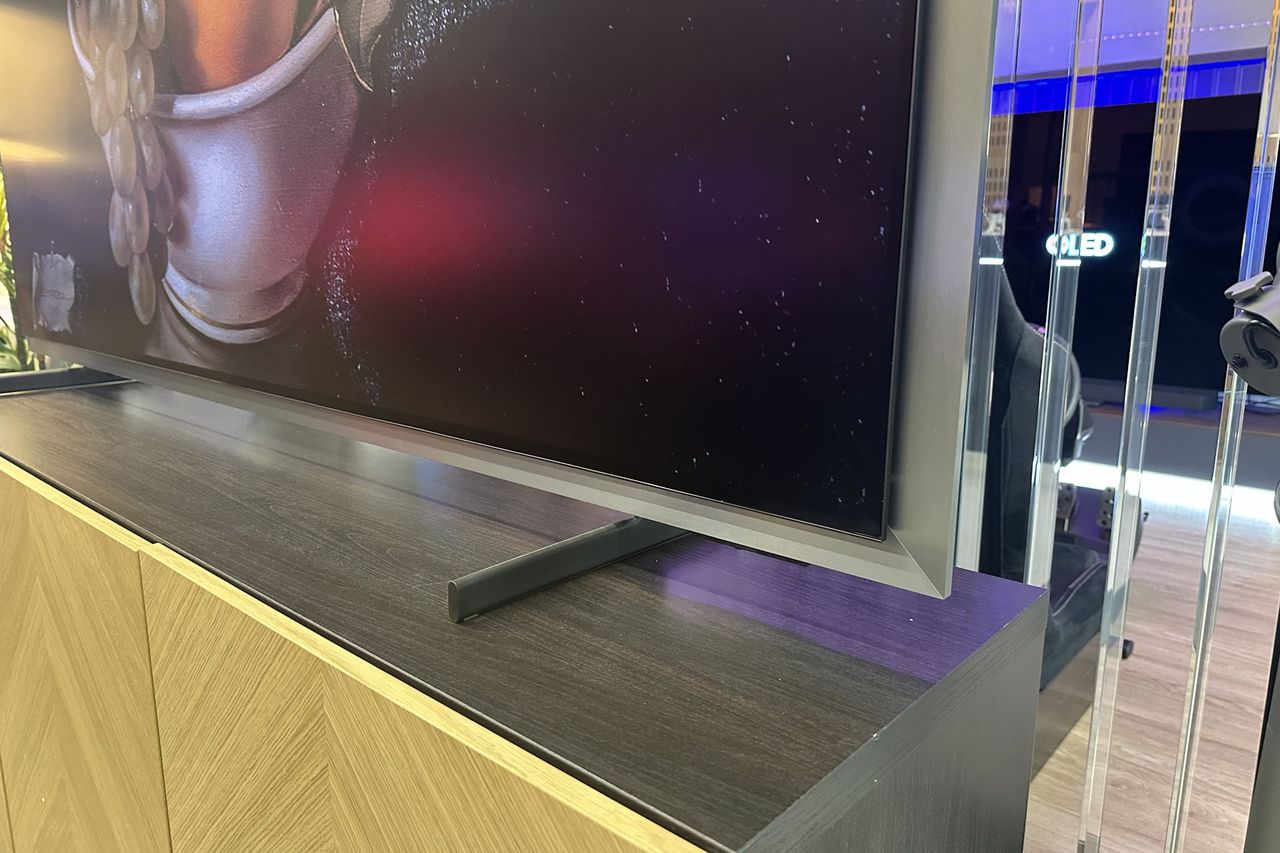 Samsung OLED S99H - naroznik doł
