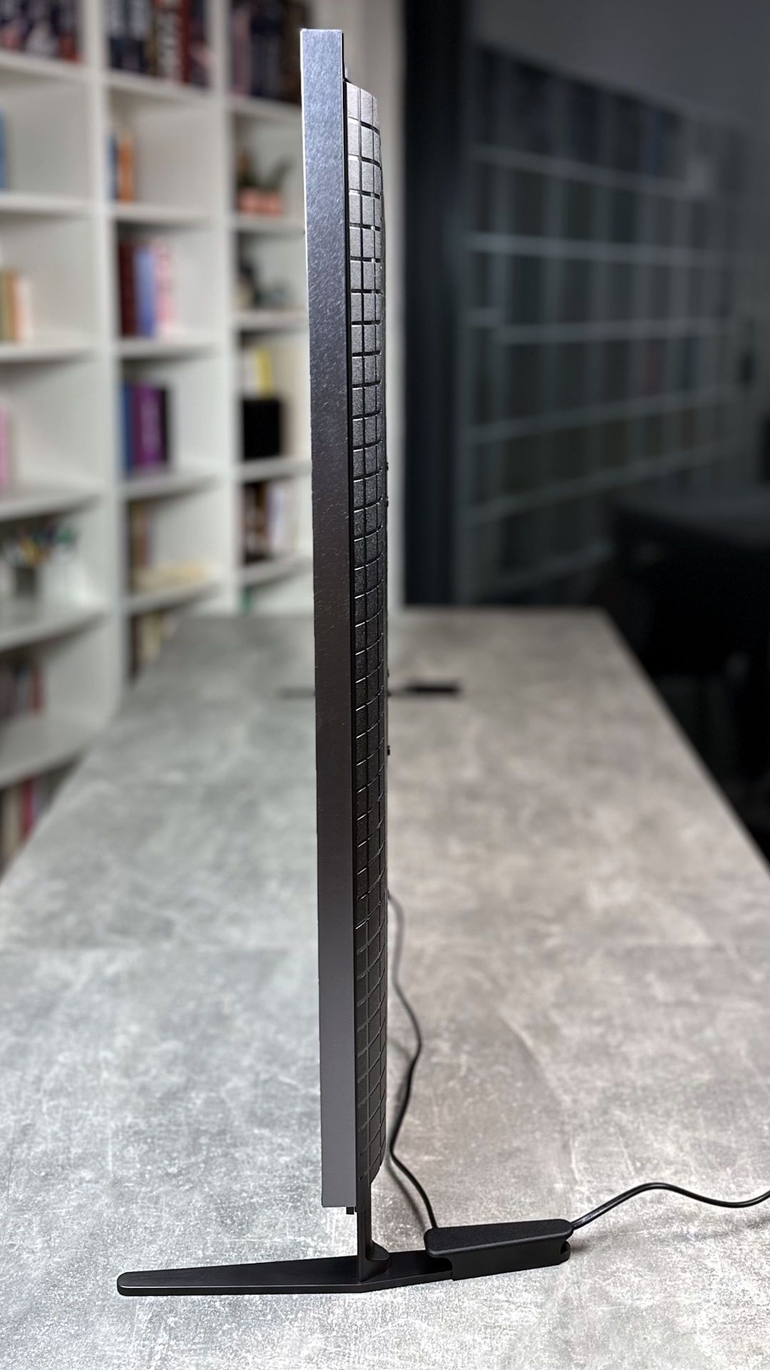 Sony Bravia 9 (65XR90) - z boku