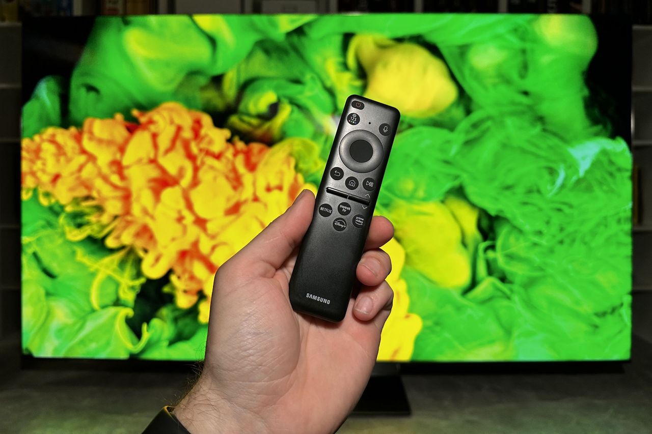 Samsung Excellence Line 8K QN900D - pilot tył