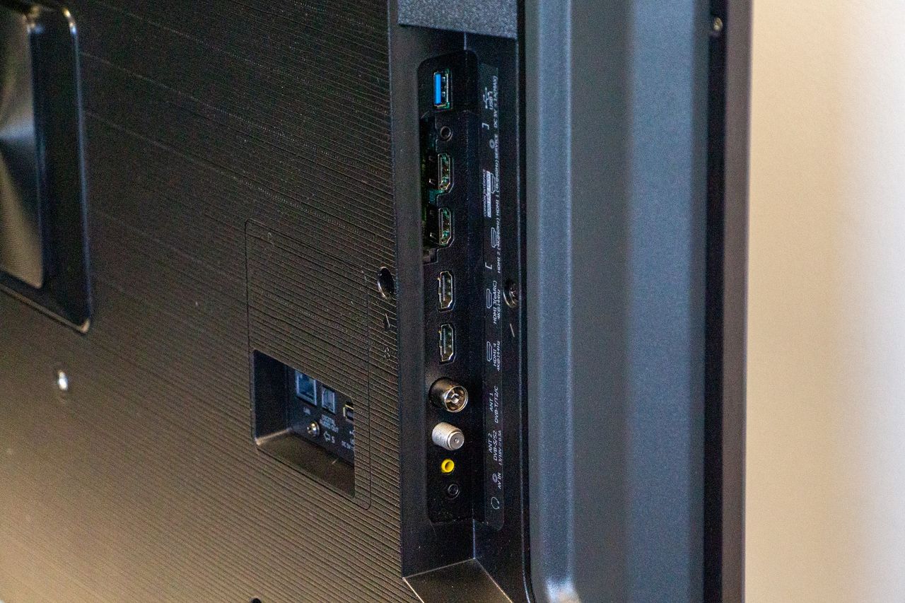 Hisense ULED 55U7KQ - złącza