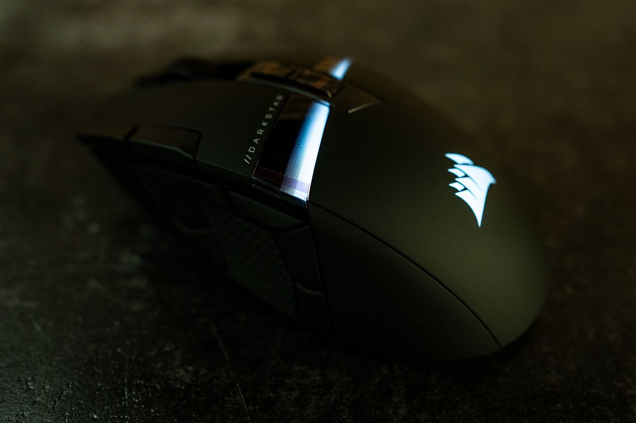Corsair Darkstar Wireless - podświetlone logi i pasek środkowy