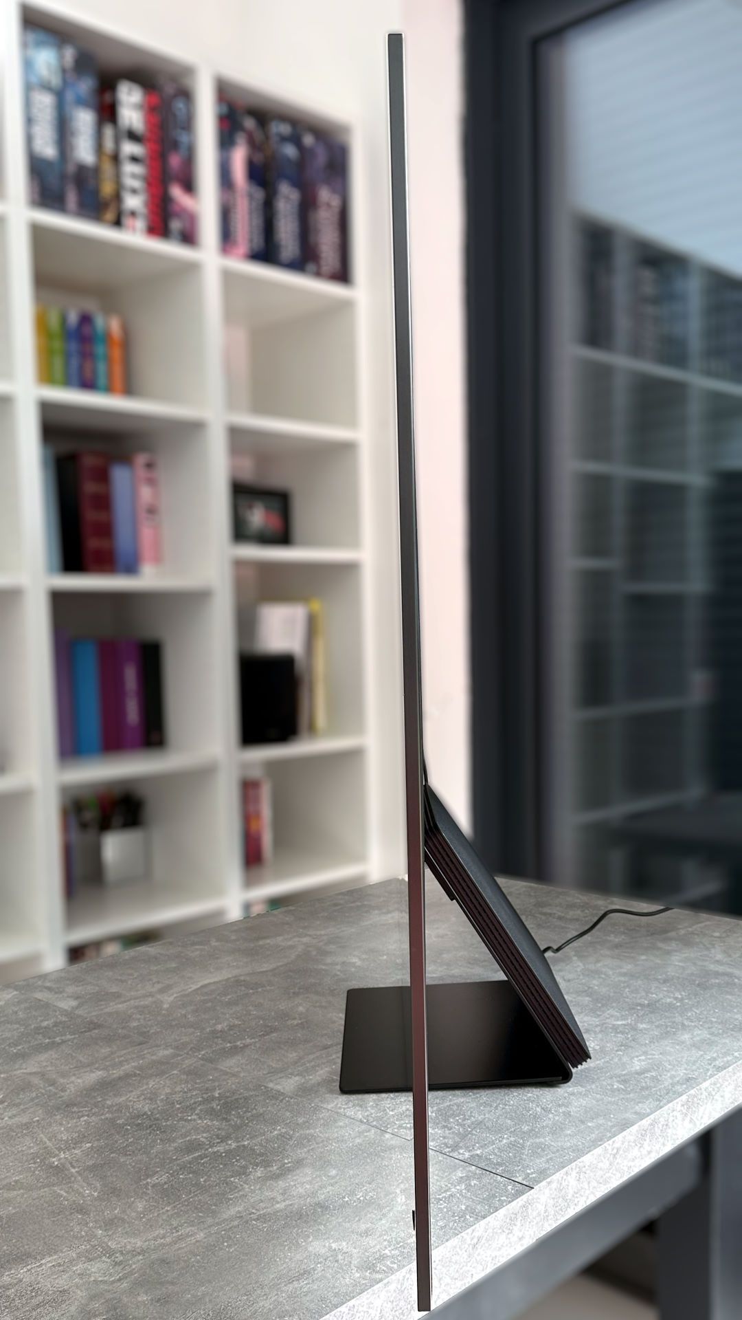 Samsung OLED S95D - z profilu