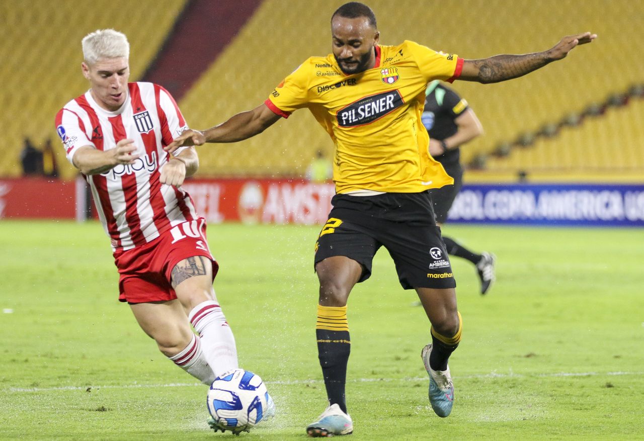 Leonai Souza (R) of Barcelona vies for the ball with Benjamin Rollheiser of Estudiantes during the Copa Sudamericana soccer match between Barcelona and Estudiantes at Monumental stadium in Guayaquil, Ecuador, 11 July 2023. EPA/Jonathan Miranda Dostawca: PAP/EPA.