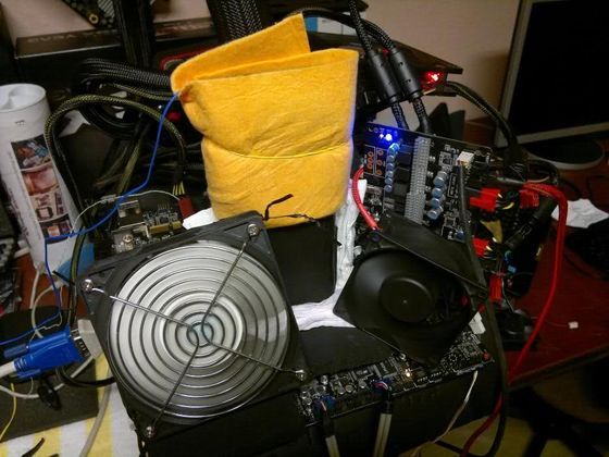 zmodyfikowana karta z płytką EVGA EPower Board w platformie testowej