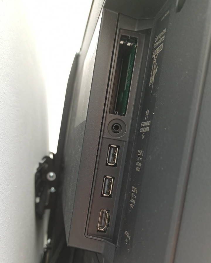 Panasonic TX-65HZ1500E - gniazda z lewego boku